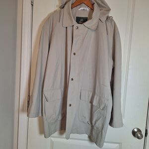 Orvis Men's Hooded Raincoat in Beige